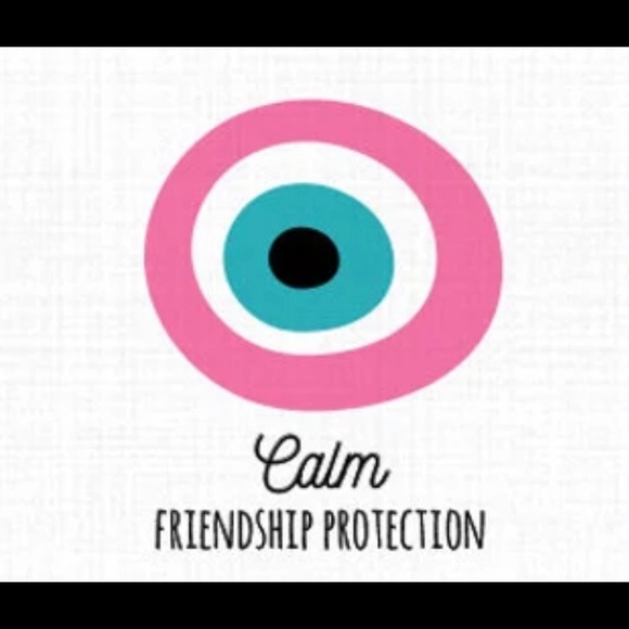 The color is Pink The design includes a hand charm abs a evil eye charm - Picture 4 of 4